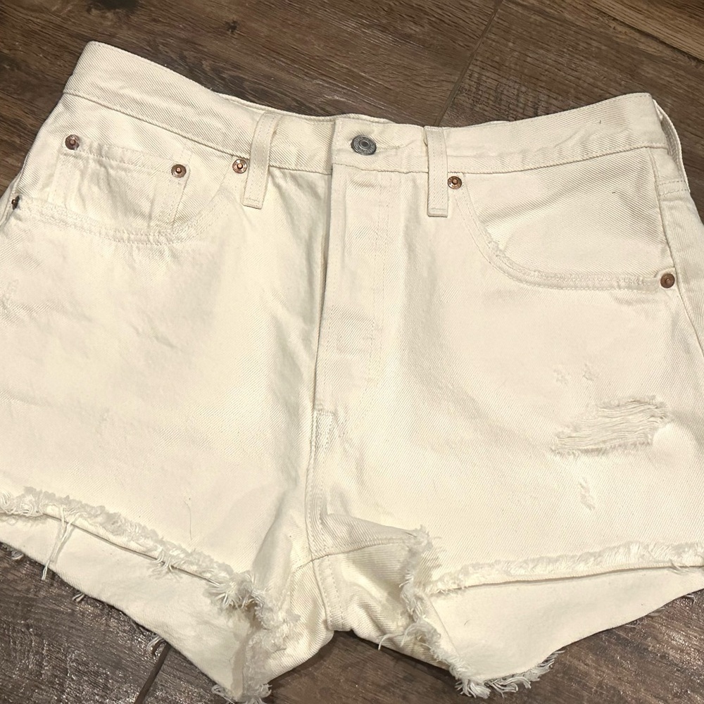NWOT Levi's Cream High-Waisted Distressed Jean Shorts W31